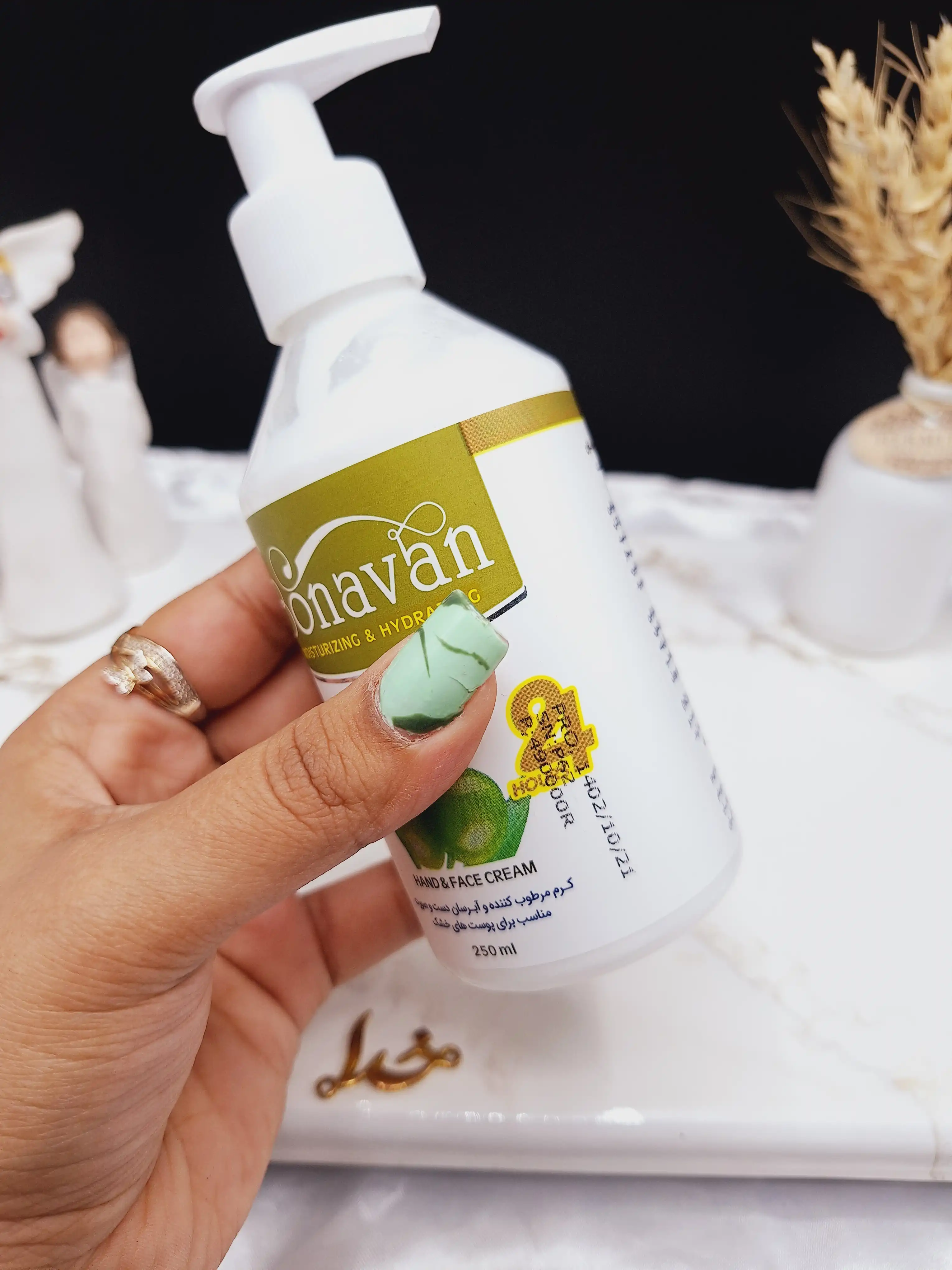 کرم مرطوب کننده پمپی دست و صورت رایحه زیتون برند بناوان BONAVAN
