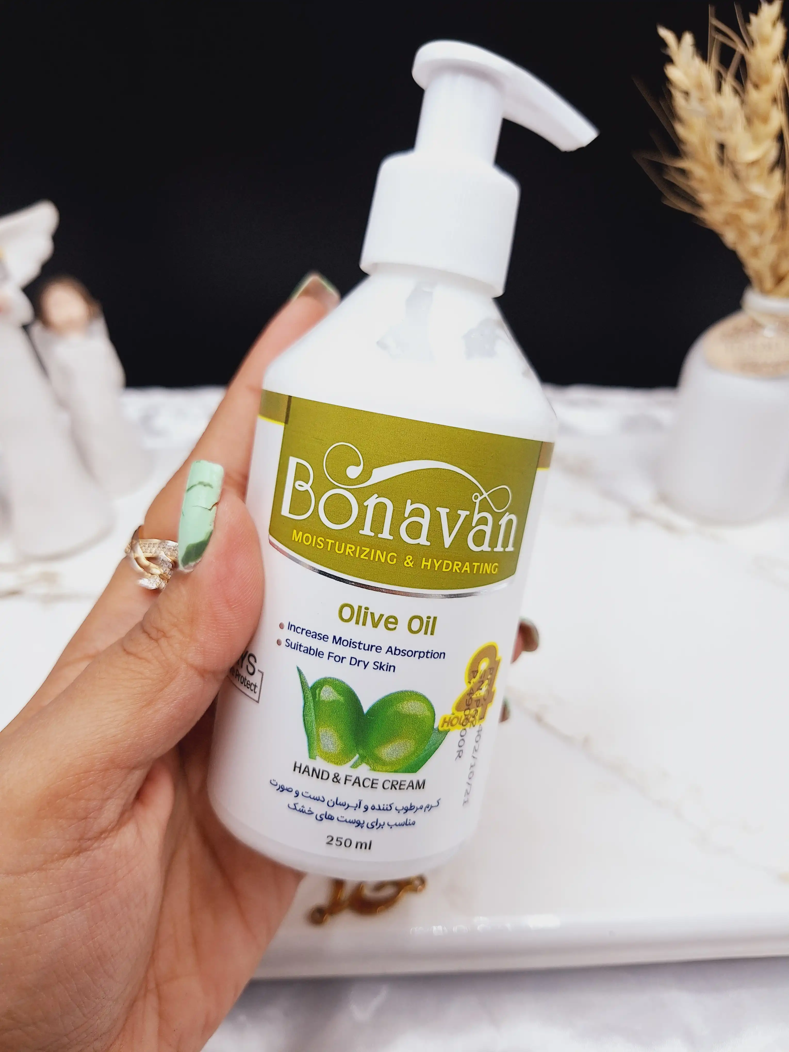 کرم مرطوب کننده پمپی دست و صورت رایحه زیتون برند بناوان BONAVAN
