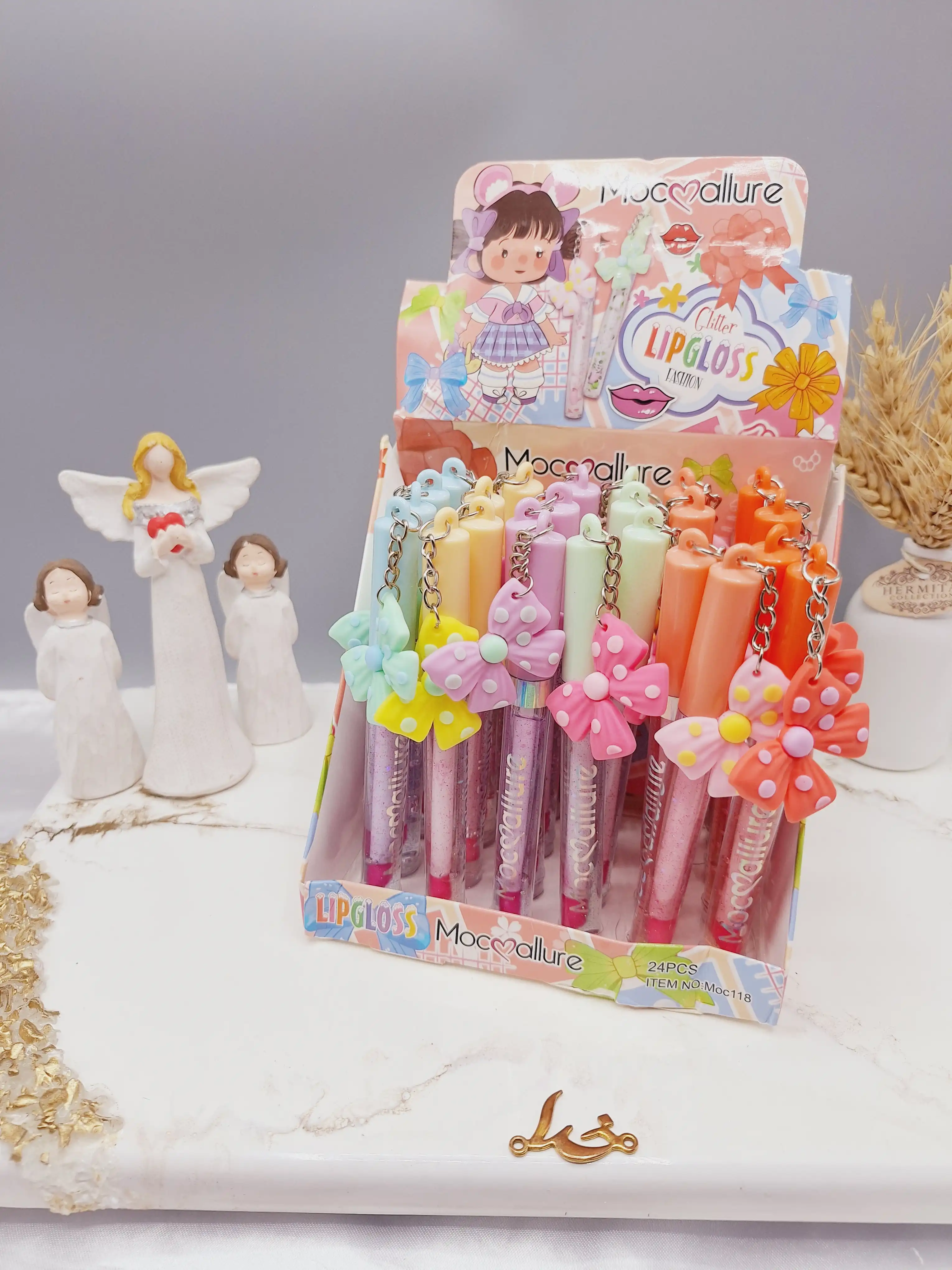 لیپ گلاس شاین دار طرح آویز پاپیون دار برند موکالره کد Moc118
