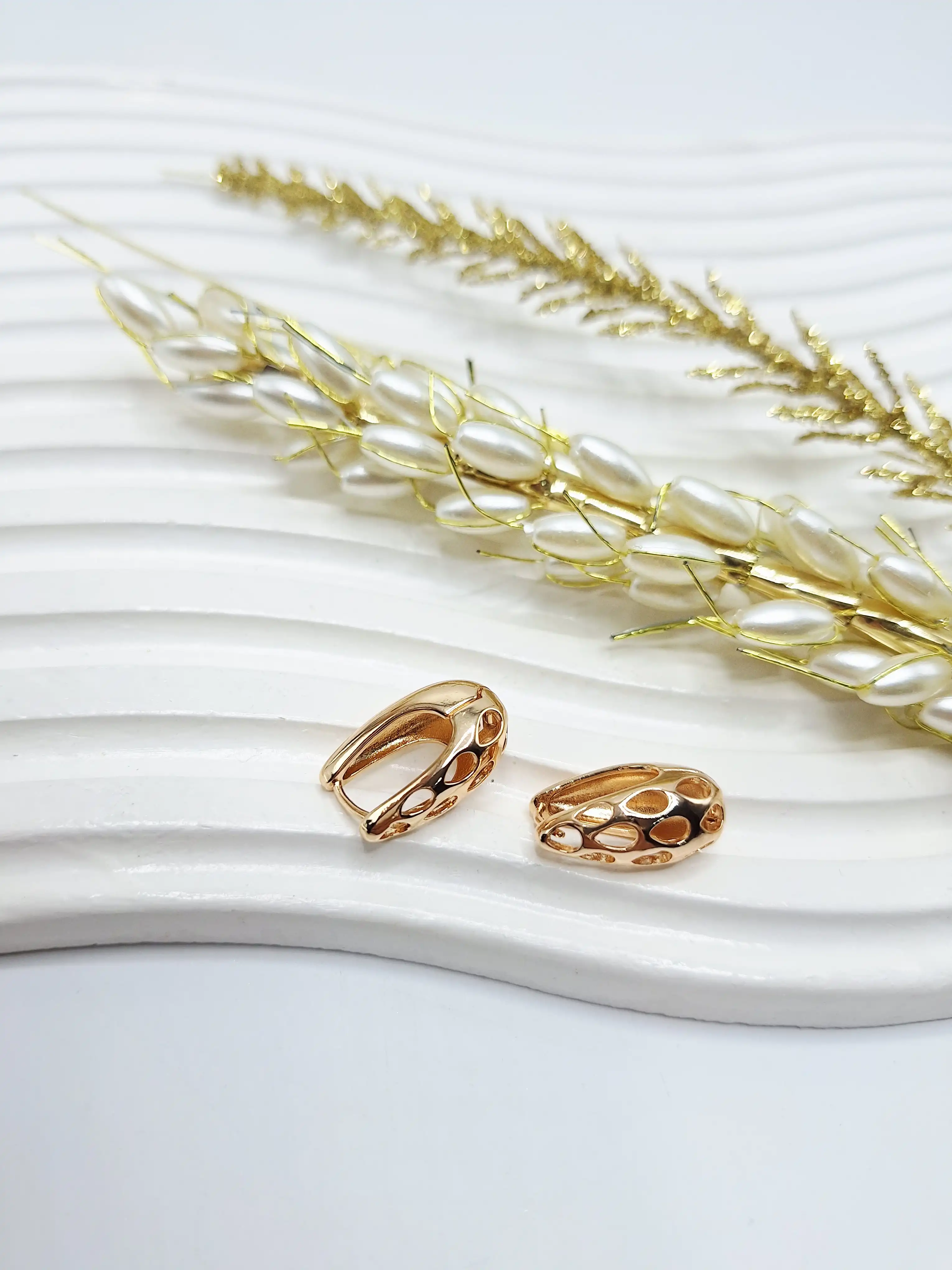 گوشواره قفلی مدل توری شکل بادومی طلایی