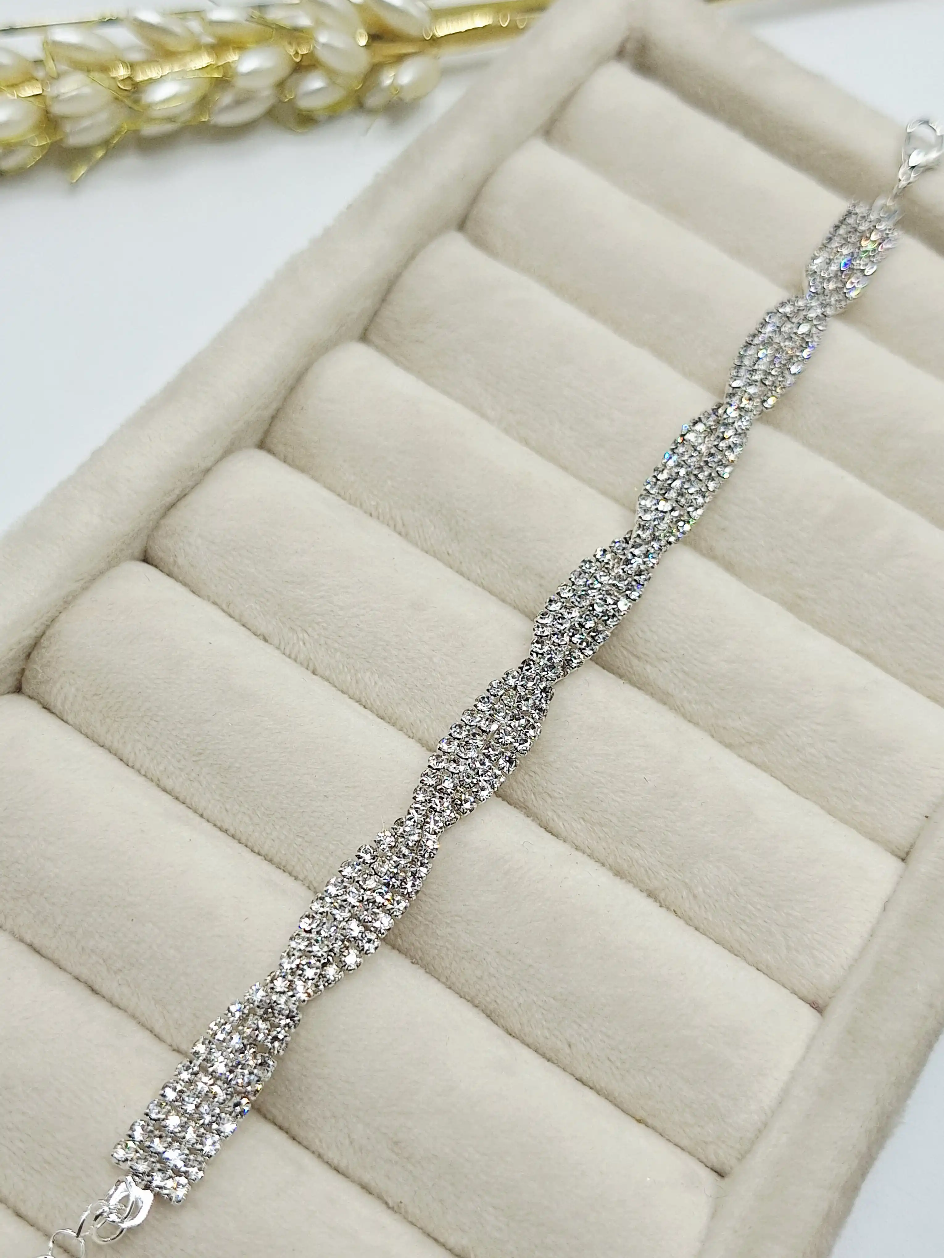 دستبند مجلسی فوق العاده  شیک پر زرق و برق طرح نهم