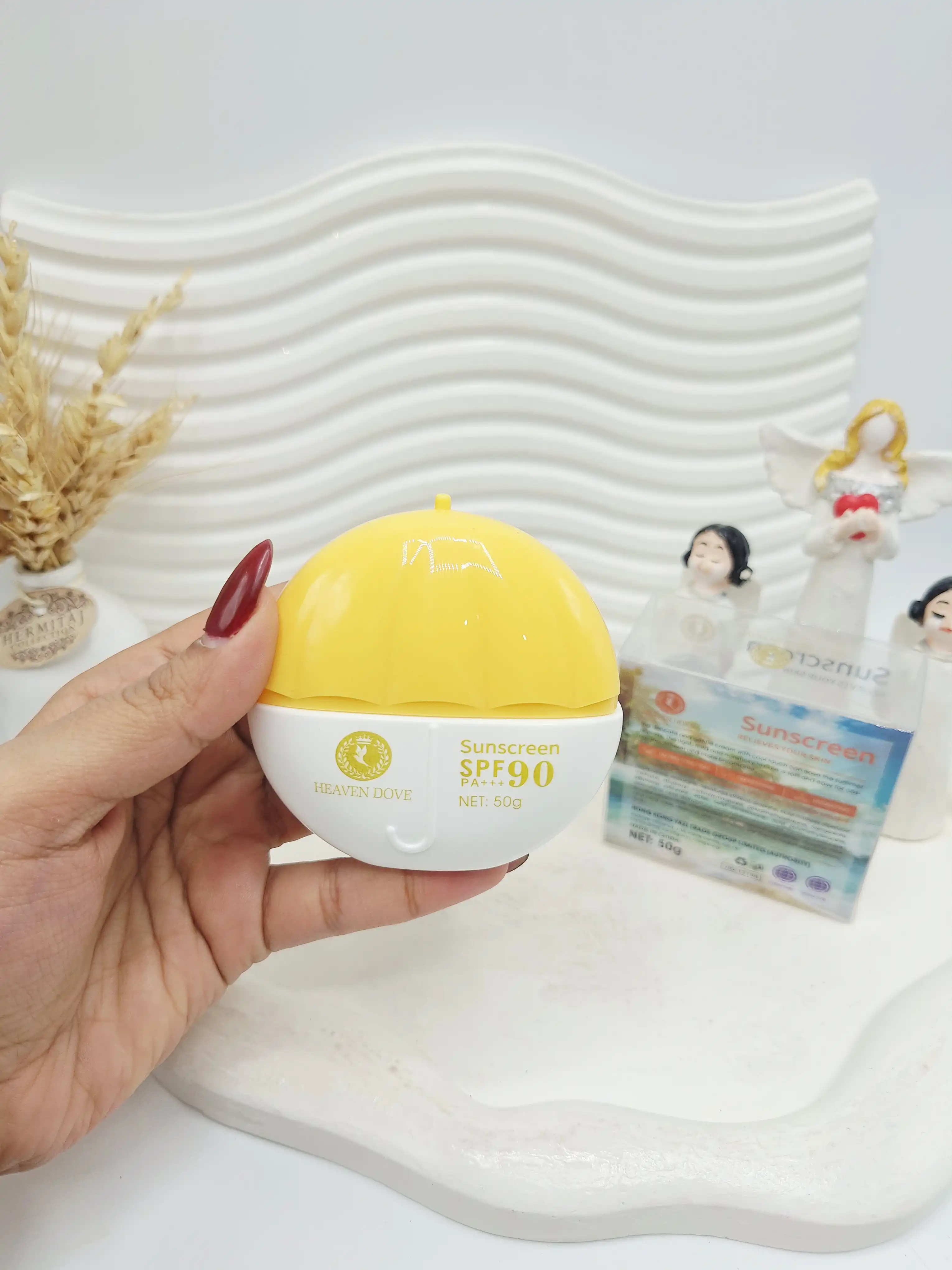 ضد آفتاب بی رنگ صورت و بدن مدل چتر  spf 90 برند sunscreen کد 1219